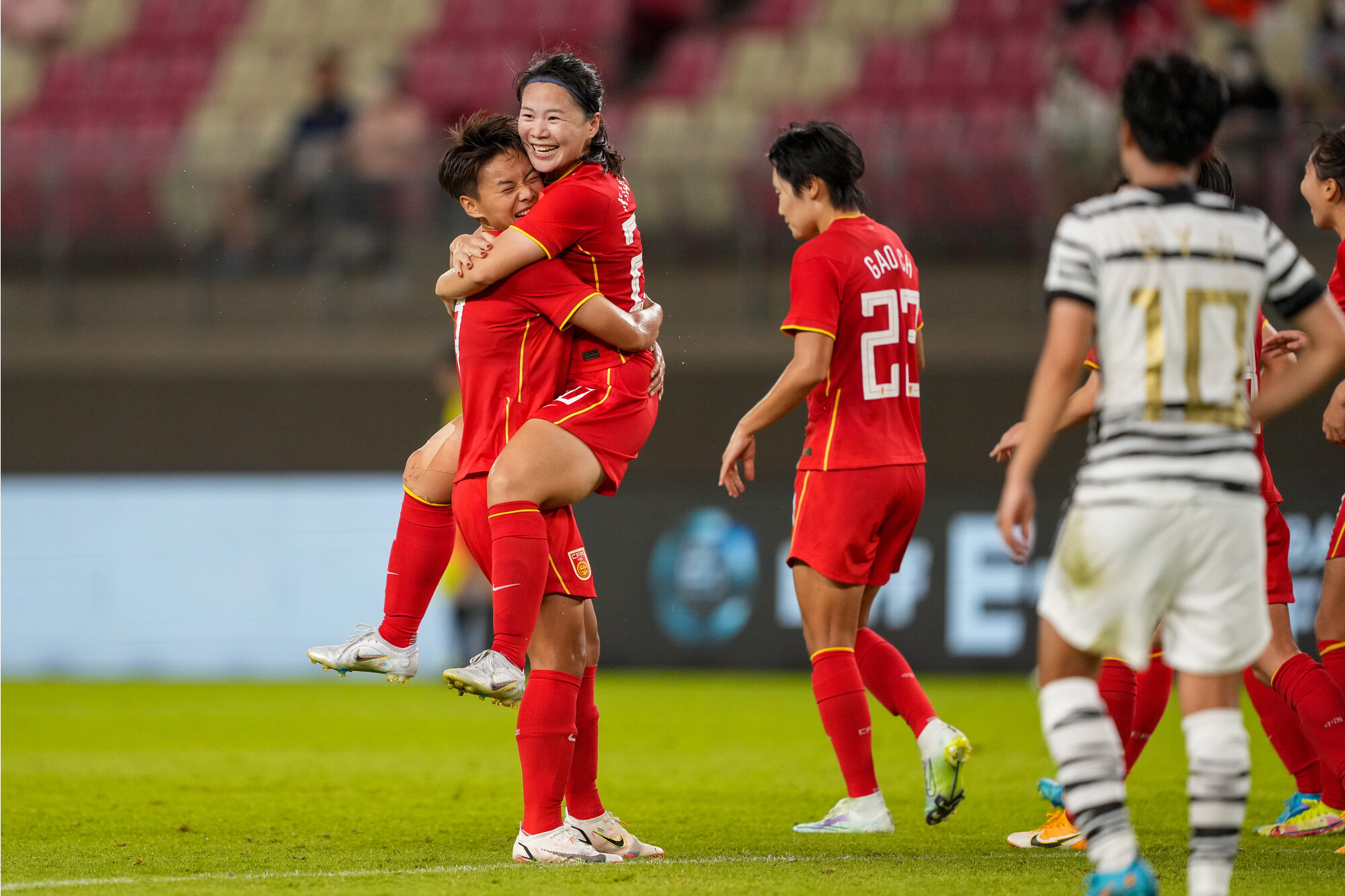 国际足联世俱杯-中国女足球员在国际比赛中取得辉煌胜利